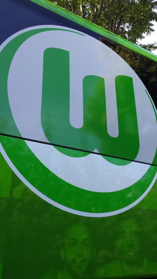 Wappen auf Mannschaftsbus des VfL Wolfsburg
