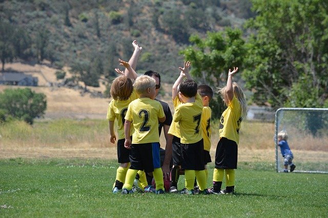Teamsport für Kinder: Selbstbewusstsein und Teamfähigkeit stärken